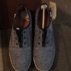 Women’s Toms size 7